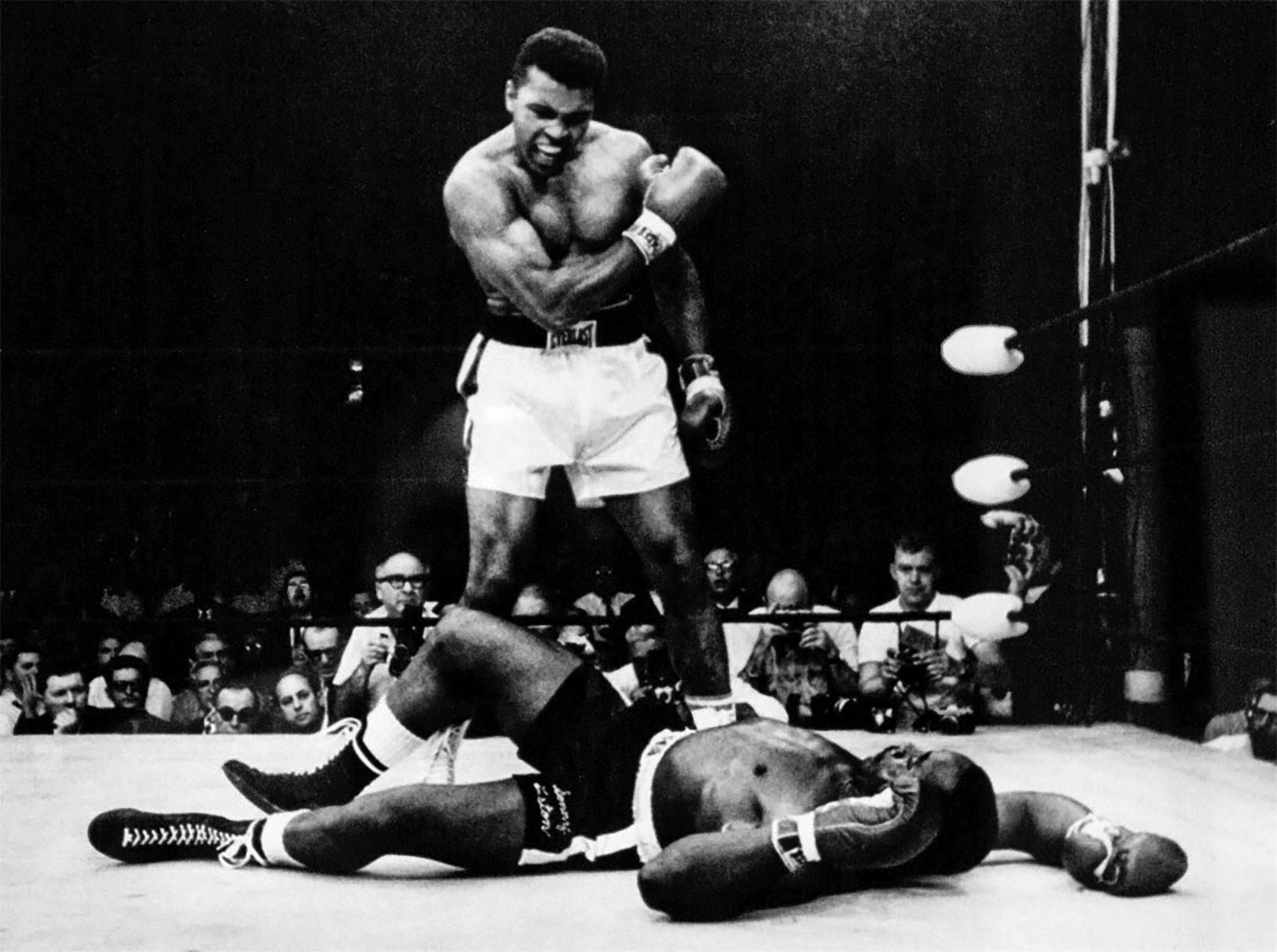 Ali knocks out Liston